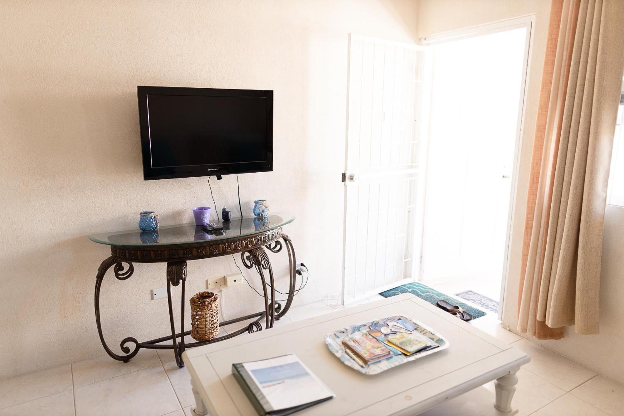 Seashades 2Br 1 Full And 1 Half Bathrooms Condo With Pool Close To Beach Sleeps 4 Christ Church Bagian luar foto