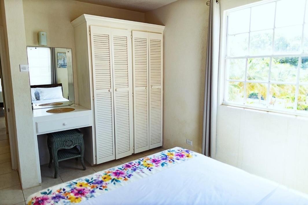 Seashades 2Br 1 Full And 1 Half Bathrooms Condo With Pool Close To Beach Sleeps 4 Christ Church Bagian luar foto